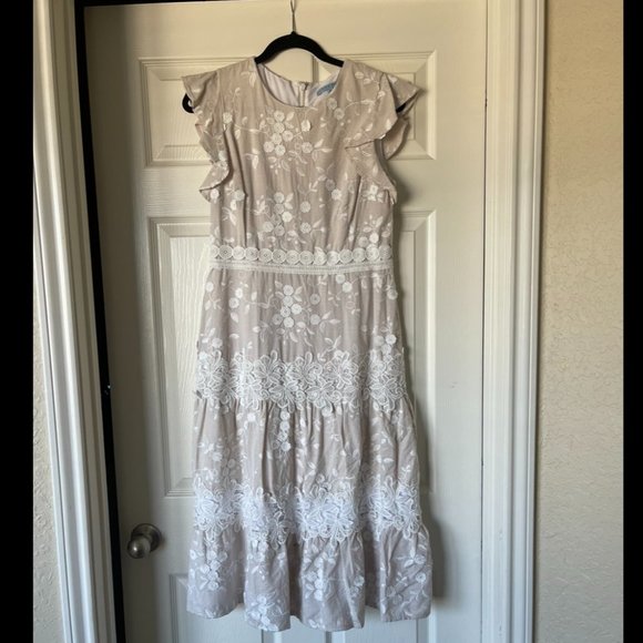 ANTONIO MELANI Dresses & Skirts - Antonio Melani Cream Floral Applique Midi Dress, Size 6